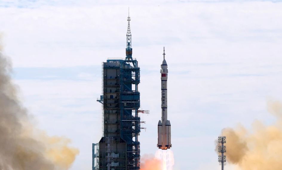 Kina nis tre astronautë në stacionin hapësinor të ndërtuar pjesërisht