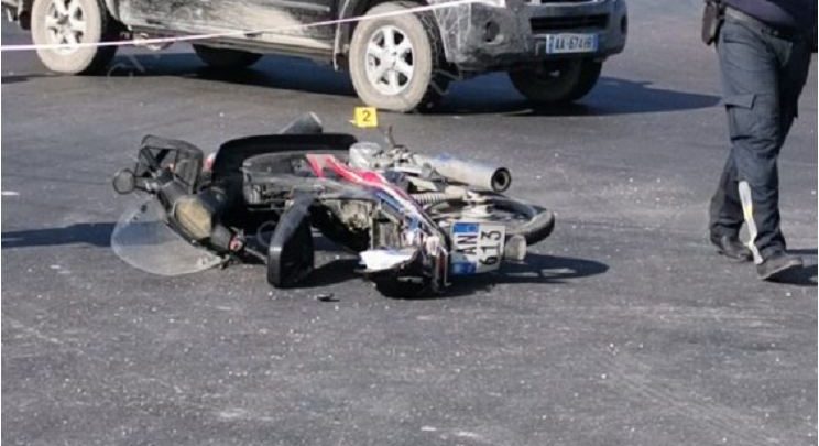 Makina përplaset me motorin, plagoset drejtuesi dhe fëmija i mitur