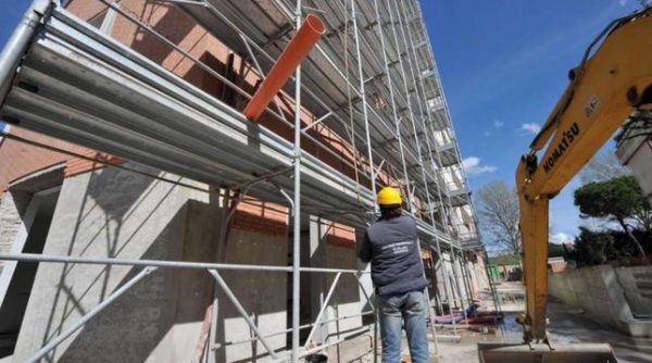 Po punonte në bodrumin e një pallati, rrëzohet nga shkallët 35-vjeçari