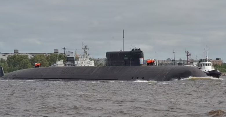 Rusia nxjerr në det nëndetësen më të madhe bërthamore