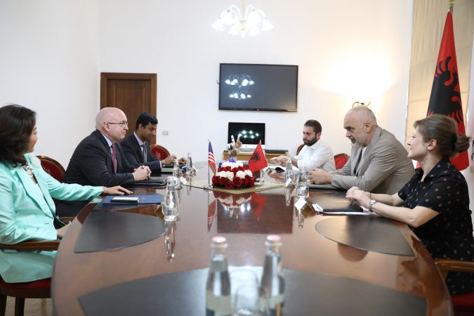 Ambasada e SHBA: Reeker nënvizoi vendosmërinë e Biden dhe Blinken se lufta kundër korrupsionit është interes thelbësor