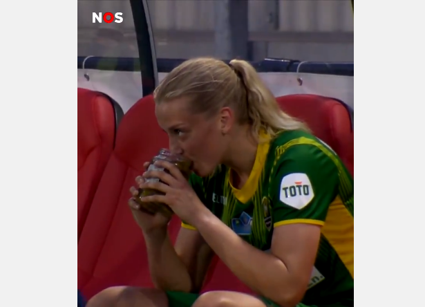 S’e kishim parë kurrë më parë! Në vend të ujit, futbollistja pi lëngun e kastravecëve turshi