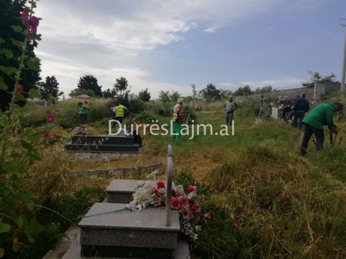 Nis aksioni i pastrimit të territorit në varrezat e vjetra në Durrës (FOTO)