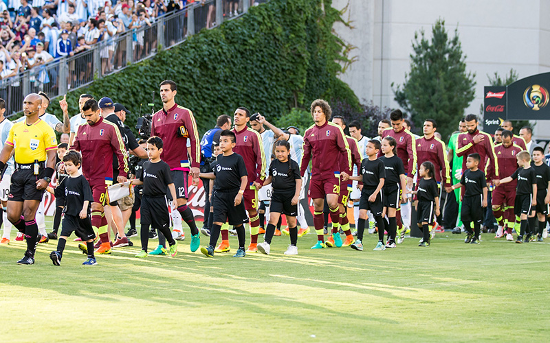 Pesë futbollistë të Venezuelës me koronavirus, rrezikohet ndeshja hapëse