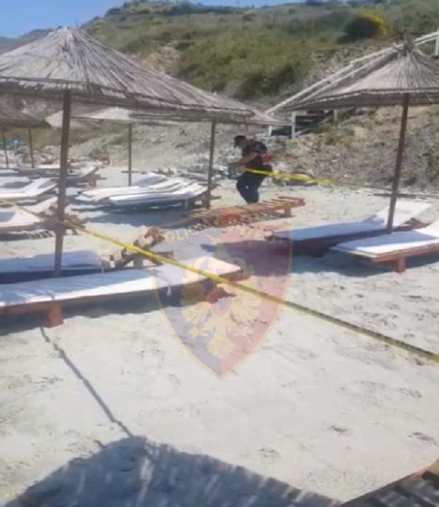 Ndërtuan pa leje dhe zaptuan hapësirën publike në plazh, dy në pranga në Durrës (VIDEO)