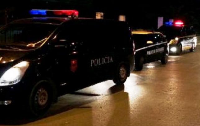 Aksident i rëndë, humb jetën punonjësi i policisë, plagosen 6 pasagjerë (EMRAT)