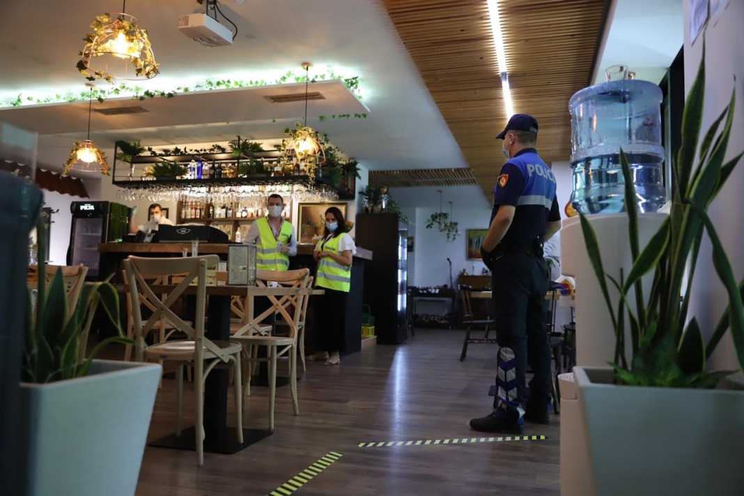 I hapur jashtë fashës orare, gjobitet lokali, shoqërohen dy klientët që kundërshtuan policët