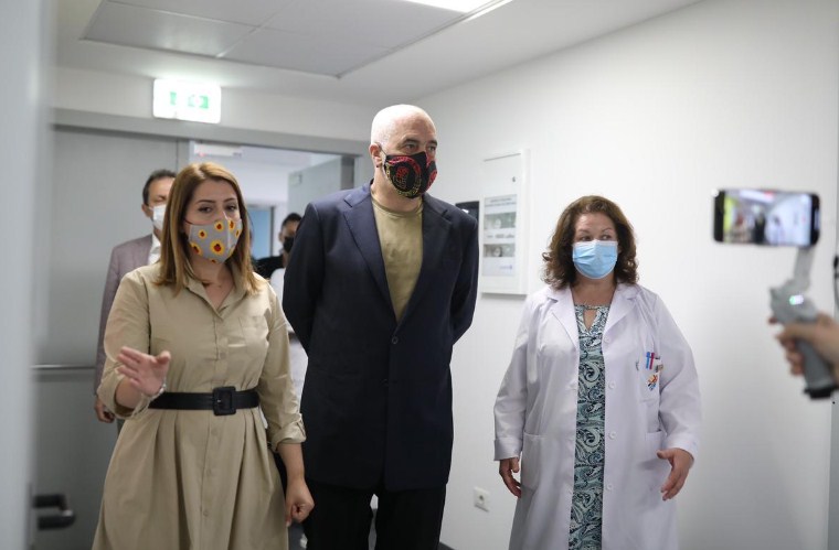 Rama-Manastirliu inspektojnë laboratorin e ri në QSUT: Rritet me mbi 50% gama e analizave