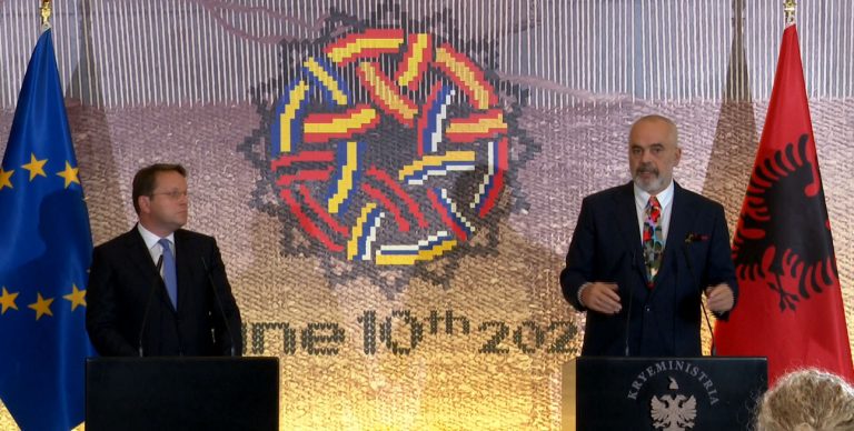 Varhelyi në konferencë me Liderët e Ballkanit Perëndimorë: BE gati planin e investimit në Ballkan