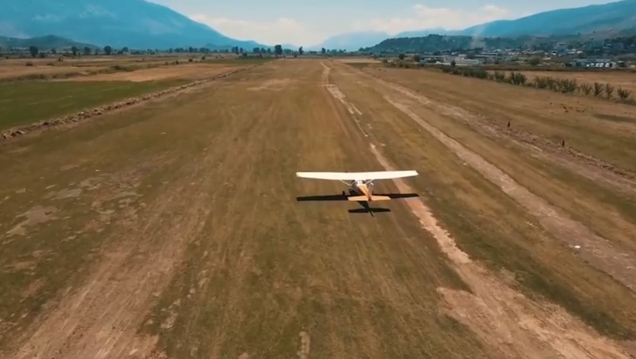 Hapja e aerodromit të Gjirokastrës, Rama nxjerr videon nga spektakli në qiell