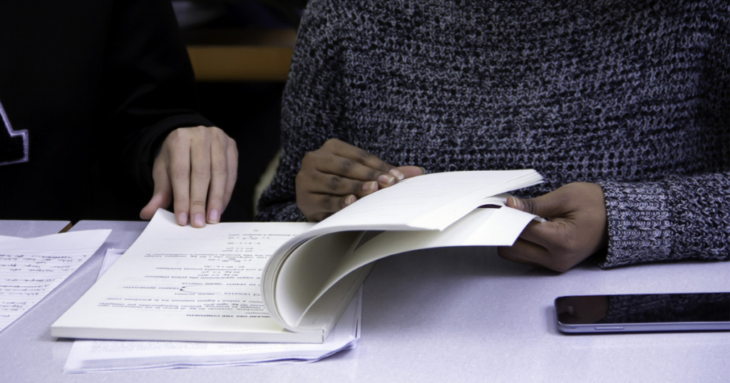 Britania e Madhe mendon të ndalojë përdorimin e telefonave celularë në shkollë