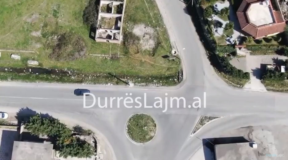 Rrethrrotullimi i “çuditshëm” në Durrës, asnjë përpjekje e autoriteteve për të rregulluar gabimin (VIDEO)