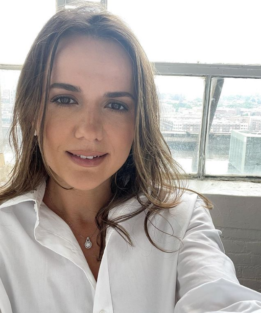 Pas humbjes në zgjedhje, Rudina Hajdari nis setet fotografike me Fadil Berishën