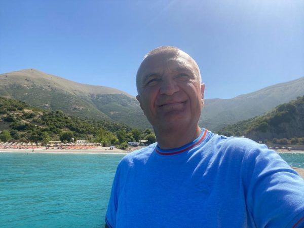 Presidenti Meta kalon fundjavën në jug dhe poston fotot nga fshati turistik