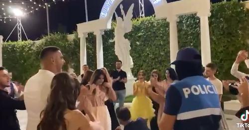 Maturanti inskenon arrestimin nga policia në mbrëmjen e maturës për t’i propozuar të dashurës