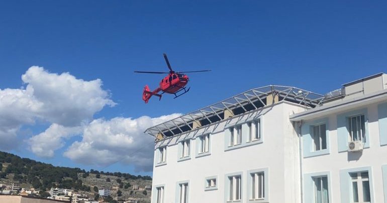 Punonin në çati, era e fortë i hedh në tokë, plagosen rëndë dy punëtorët