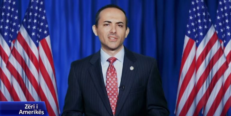 Rrugëtimi i shqiptaro-amerikanit, iku 17 vjeç nga vendlindja, sot gëzon mandatin e dytë në Dhomën e Përfaqësuesve
