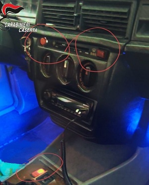 Të rinjtë lëvizin rrugëve të Italisë me “Benzin” me targa shqiptare e sirena policie, prangosen