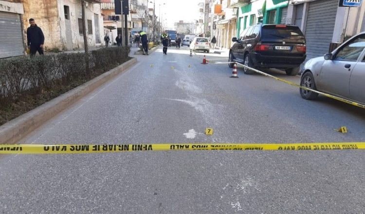 Autoshkolla përplas nënë e bijë që po kalonin rrugën dhe motorin