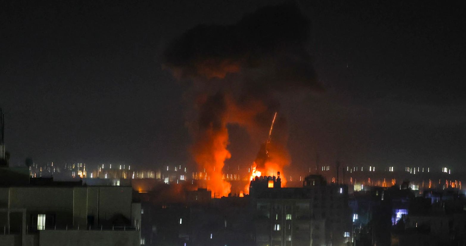 Izraeli sulmon Gazën pas lëshimit të balonave të zjarrit