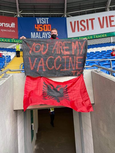 “Ti je vaksina ime”, tifozi shqiptar tërheq vëmendjen në miqësoren Uells-Shqipëri