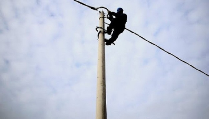 Bie shtylla e tensionit të lartë, humbin jetën dy elektricistë