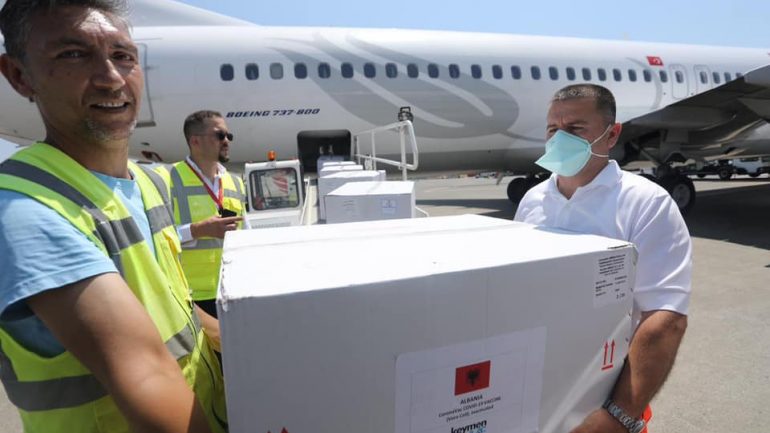 Mbërrijnë në Rinas 50 mijë doza të vaksinës kineze