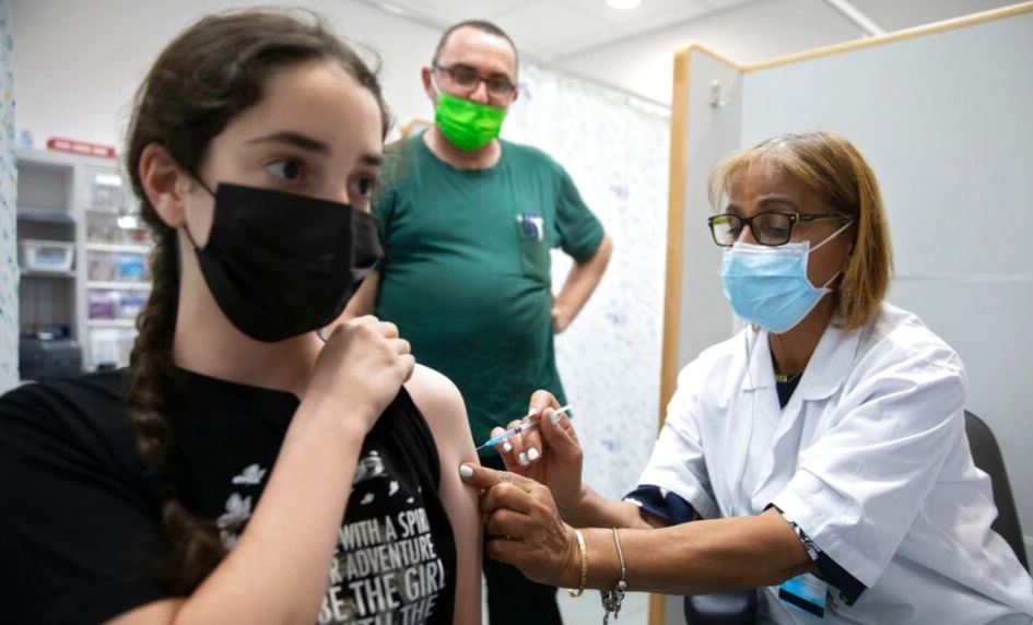 Përse vetëm disa ndjejnë efekte anësore nga vaksina