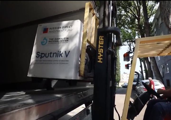 Mbërrijnë në vendin tonë 25 mijë vaksina ruse, Manastirliu: Ulim fashën e vaksinimit