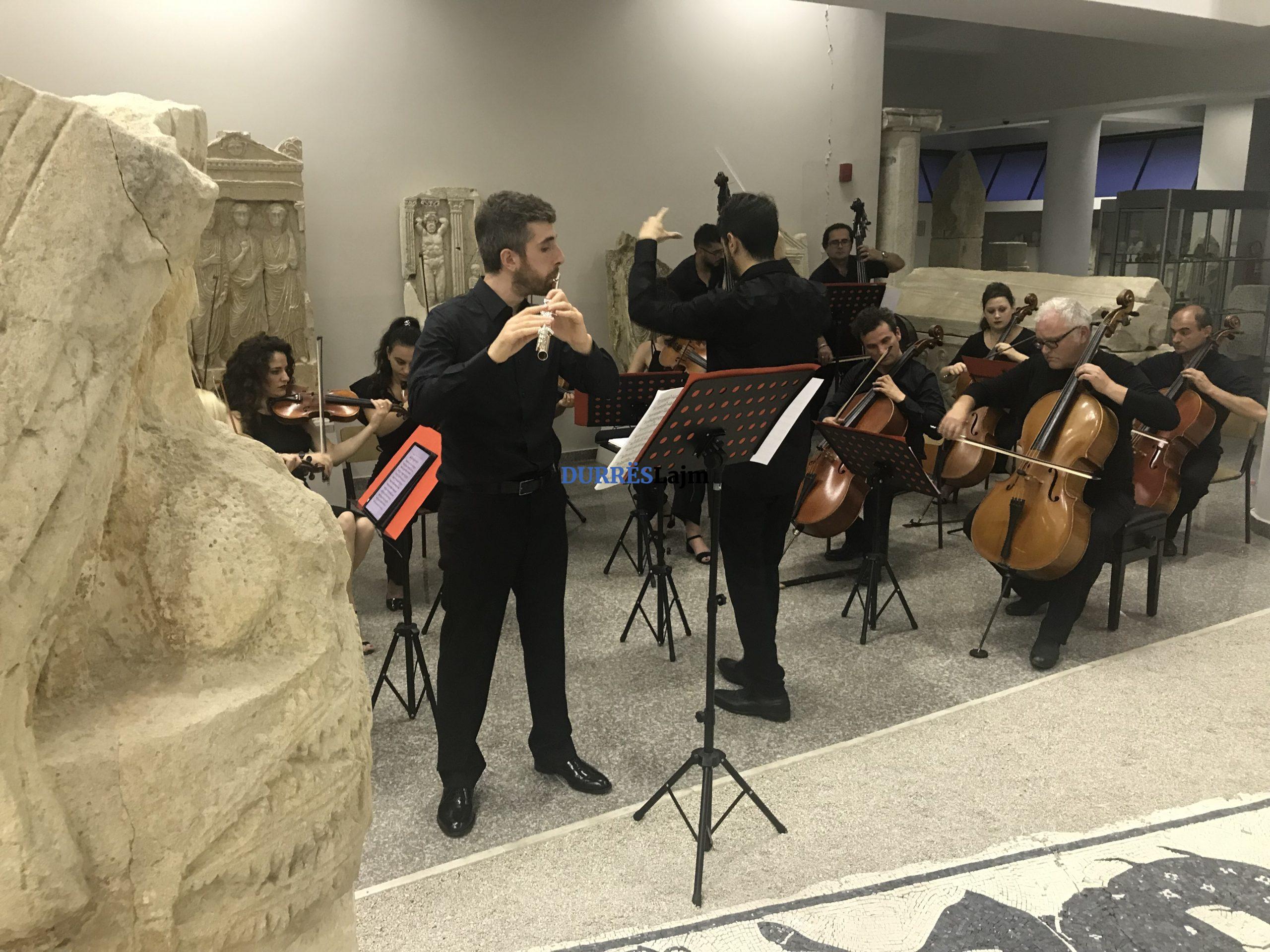 Instrumentistë vendas dhe të huaj sjellin në Muzeun Arkeologjik Durrës veprat e autorëve botërorë (FOTO)