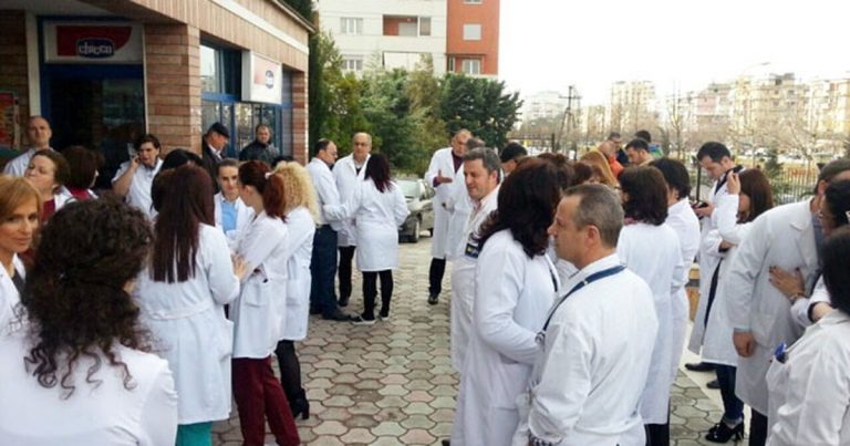 Kolegët e dy mjekëve të arrestuar për ryshfet pas ngjarjes në Velipojë paralajmërojnë protestë: Mos na trajtoni si kriminelë