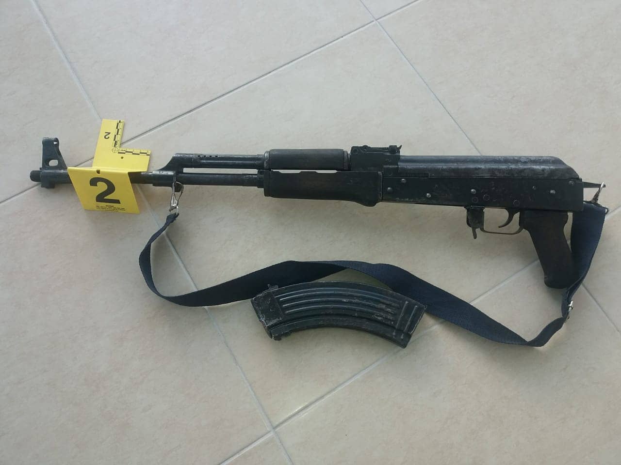 Kontrolli në banesë fundos 64-vjeçarin, i gjendet kallashnikov