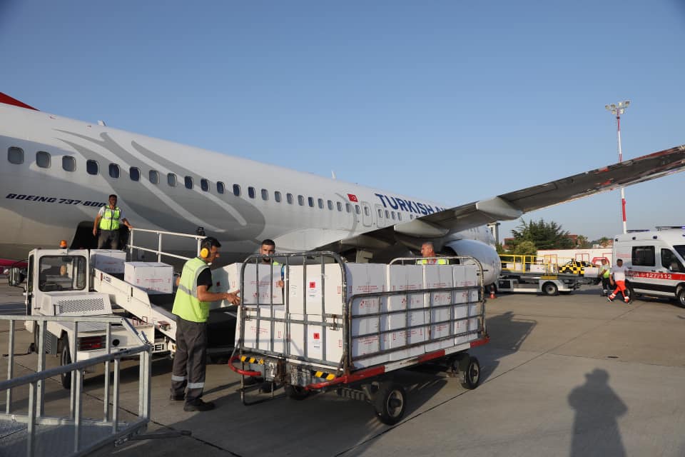 Mbërrijnë në Rinas 340,000 doza të vaksinës Coronavac, sasia më e madhe e ardhur njëherësh