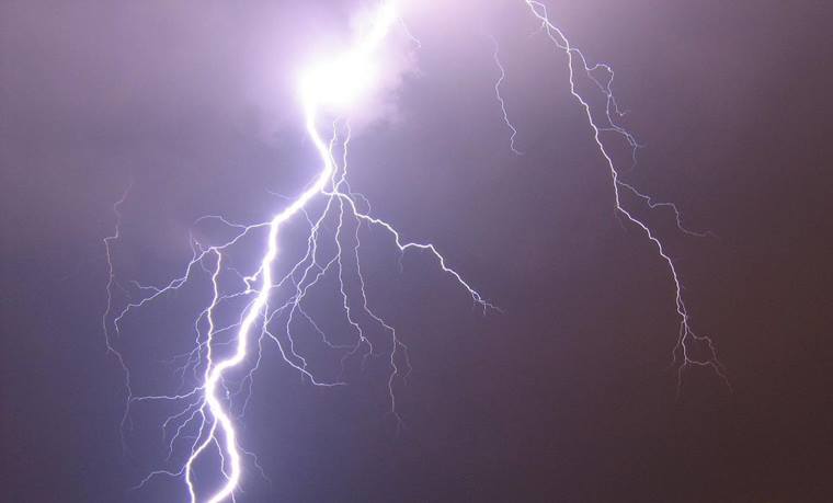 Stuhia në Maqedoninë e Veriut, lëndohen 13 persona nga rrufeja, 4 prej tyre pësojnë djegie në trup