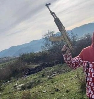 Foto me armë zjarri në rrjete sociale, arrestohet adoleshenti