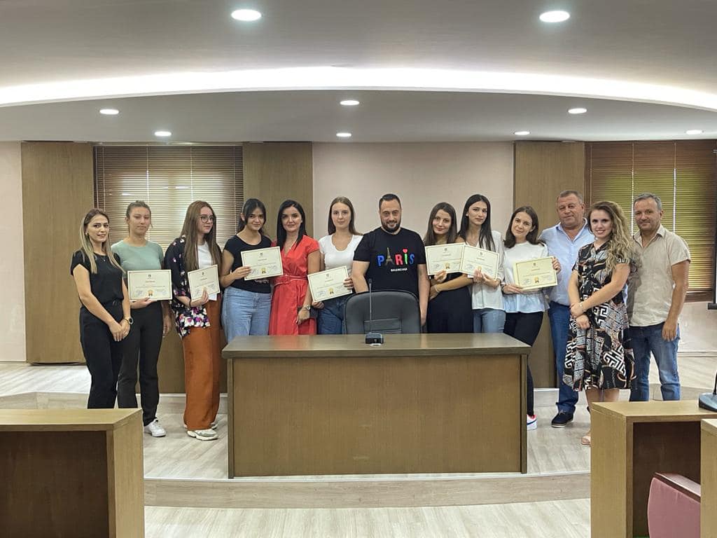 Kryebashkiaku Arbana takon maturantët e ekselencës: Bashkia Shijak do t&#8217;i mbështesë me çmime