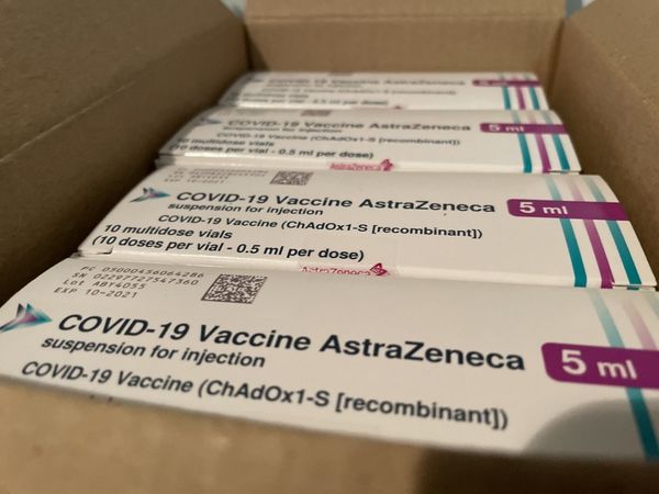 Në Shqipëri mbërrijnë edhe 20 mijë doza të vaksinës AstraZeneca, ja shteti që na i dhuron