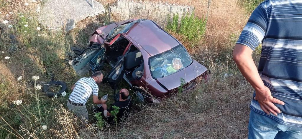 Makina del nga rruga dhe përfundon në kanal, plagoset rëndë shoferi (EMRI)