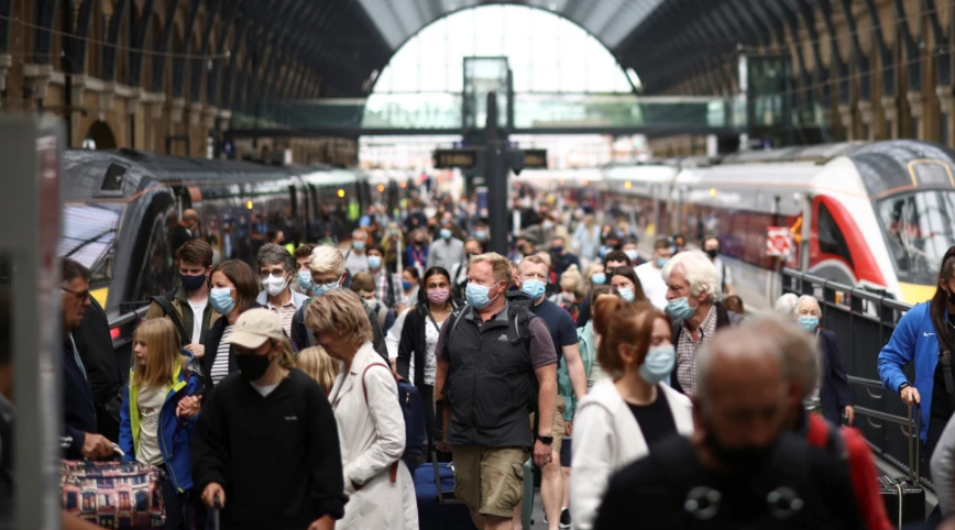 Anglia heq gati të gjitha kufizimet kundër koronavirusit