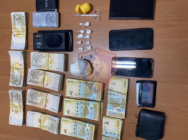 Mbi 100 doza kokainë dhe para, arrestohet trafikanti