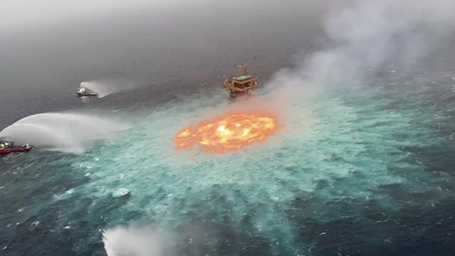 “Syri i zjarrtë”, flakët digjen në det për rreth 5 orë (VIDEO)