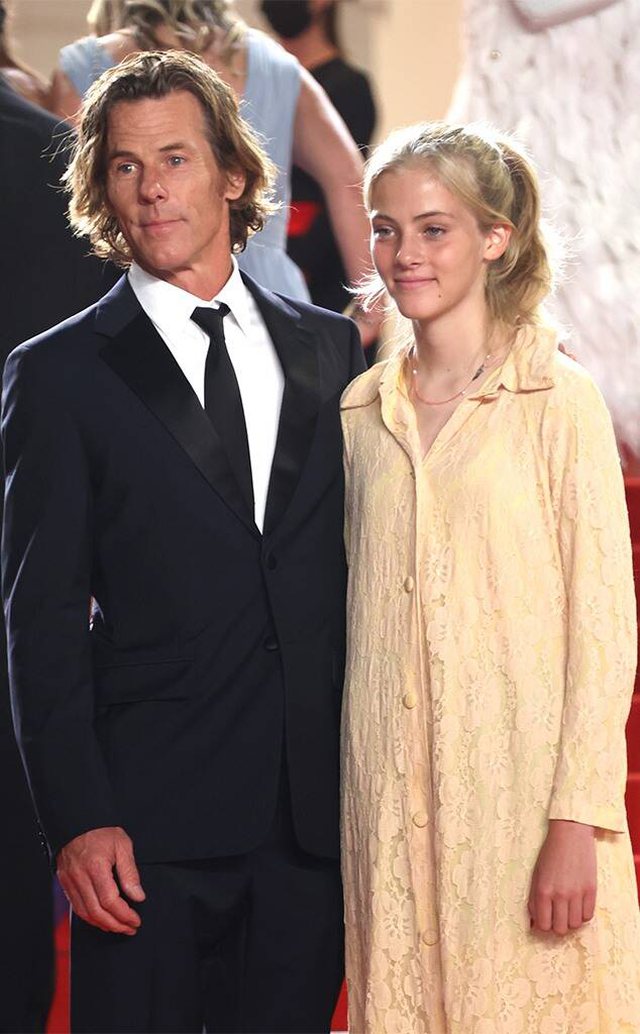 Vajza e Julia Roberts shfaqet në tapetin e kuq