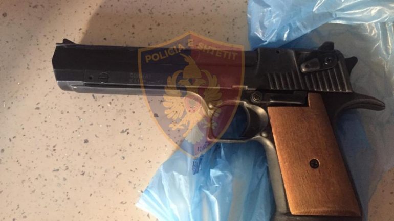 Kërcënoi bashkëshorten me armë zjarri, arrestohet 43-vjeçari