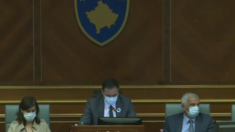 Kosova miraton rezolutën që dënon gjenocidin serb në Srebrenicë