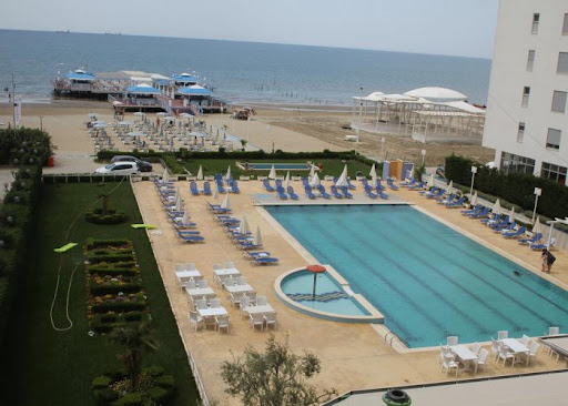 NJOFTIM/ Hotel &#8220;Blue Marine&#8221; tek Shkëmbi i Kavajës kërkon të punësojë sanitare, kushte shumë të mira pune