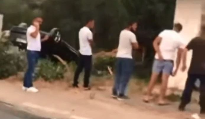 Aksident te Gjiri i Lalzit, makina përfundon e përmbysur në kanal