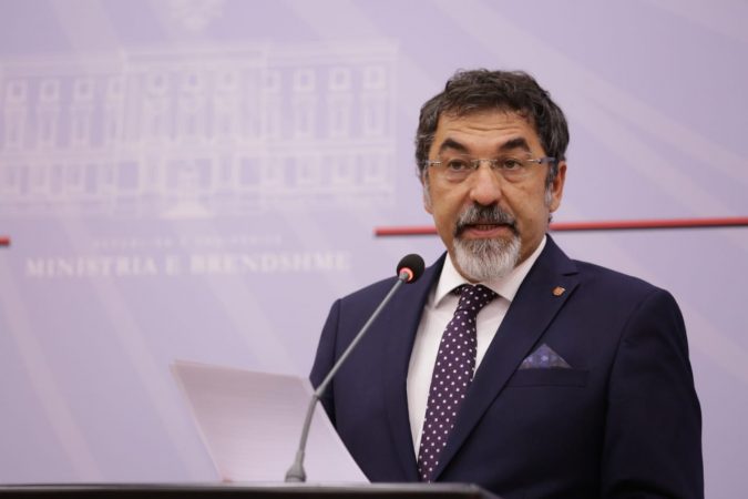 Ministër Çuçi: Me zjarrin nuk luhet as bëhet shaka, zjarrvënësit do të përballen me ligjin
