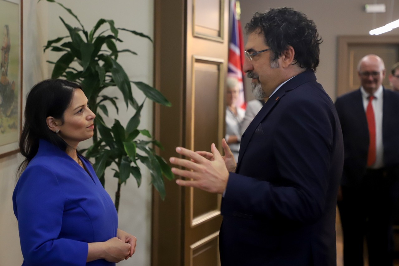 Çuçi pret homologen britanike: Thellojmë hetimet e përbashkëta për grupet kriminale që operojnë mes dy vendeve