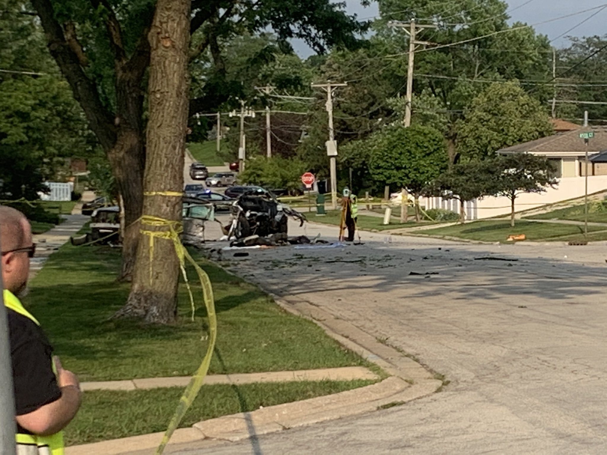 17-vjeçari tentoi të “fluturojë” me makinë, mjeti ndahet më dysh. 4 adoleshentë humbin jetën