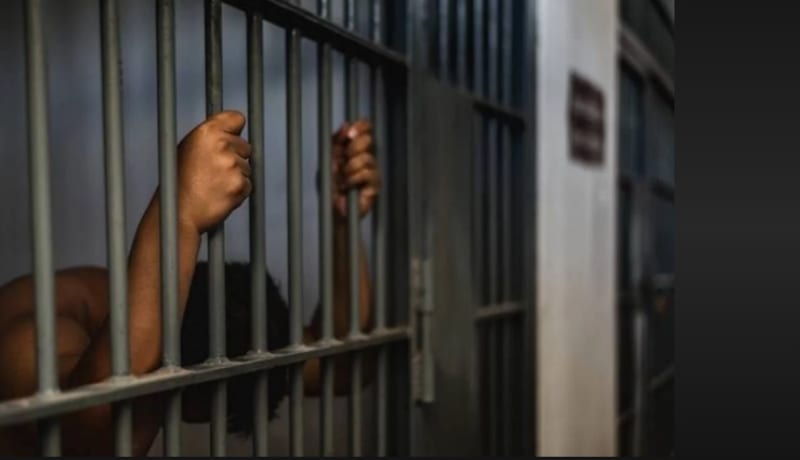 Tentoi të vrasë me automatik bashkëfshatarin, dënohet me 12 vite burg mësuesi